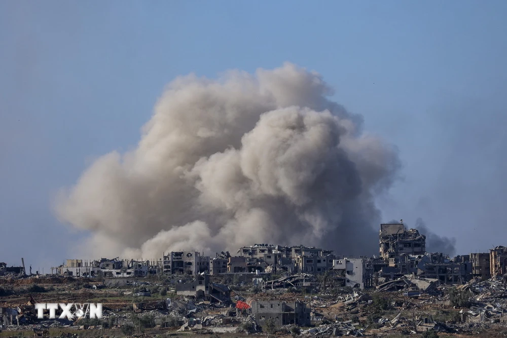 Khói bốc lên sau cuộc không kích của Israel xuống Dải Gaza ngày 16/12/2023. (Ảnh: AFP/TTXVN)