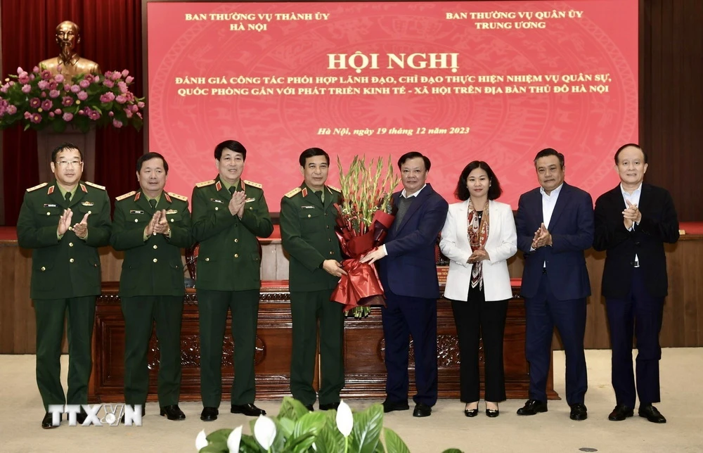 Lãnh đạo thành phố Hà Nội tặng hoa chúc mừng lãnh đạo Bộ Quốc phòng nhân 79 năm Ngày thành lập Quân đội Nhân dân Việt Nam (Ảnh: TTXVN phát)