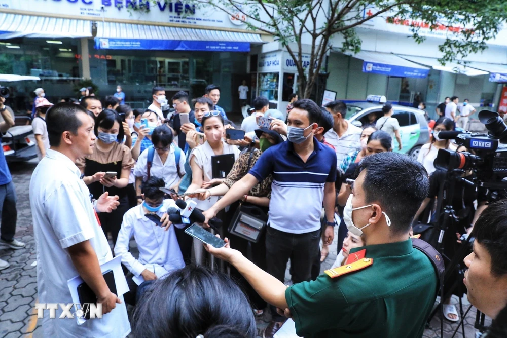 Đại diện Bệnh viện Đại học Y Hà Nội trả lời phóng viên về tình hình cứu chữa các nạn nhân trong vụ cháy chung cư mini ở Khương Hạ. (Ảnh: Tuấn Anh/TTXVN)