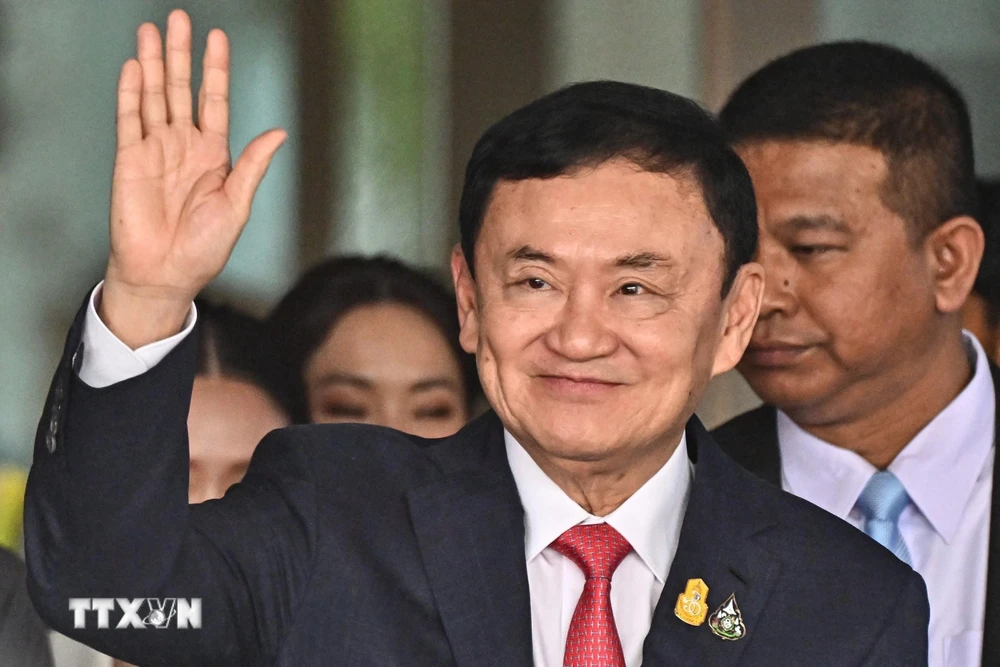 Cựu Thủ tướng Thái Lan Thaksin Shinawatra tại sân bay Don Mueang khi ông trở về Bangkok, ngày 22/8/2023. (Ảnh: AFP/TTXVN)