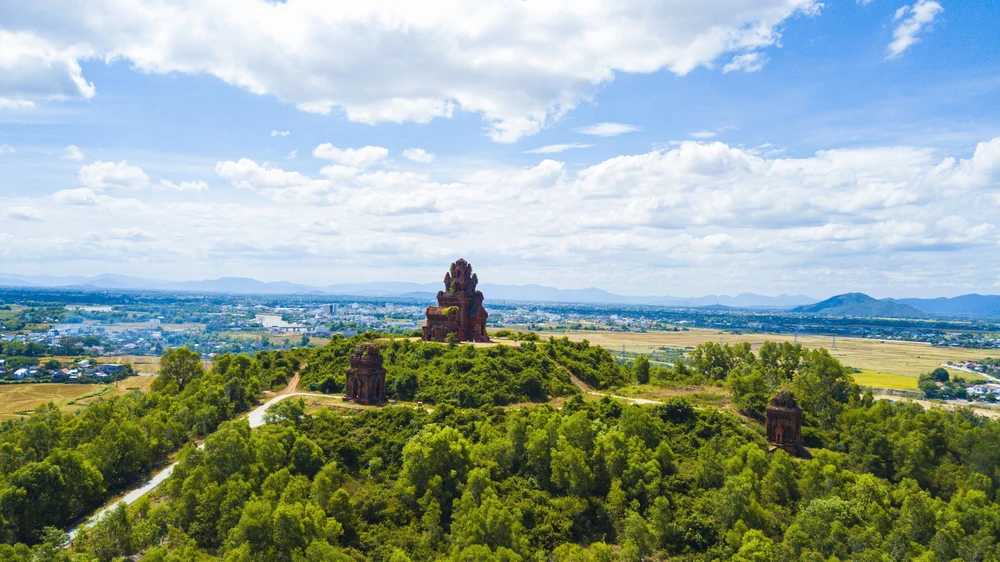 Tháp Bánh Ít nằm trên một ngọn đồi tại thôn Đại Lễ, xã Phước Hiệp, huyện Tuy Phước, tỉnh Bình Định. (Ảnh: Minh Đức/TTXVN)