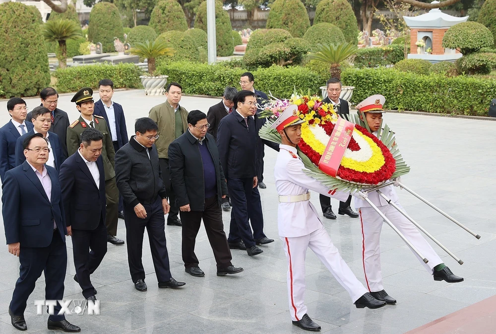 Thủ tướng Phạm Minh Chính dâng hoa tưởng niệm các Anh hùng Liệt sỹ tại Nghĩa trang Liệt sỹ A1. (Ảnh: Dương Giang/TTXVN)