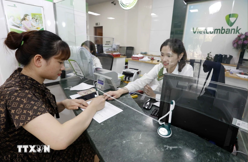 Khách hàng giao dịch tại Vietcombank Hà Nội. (Ảnh: Trần Việt/TTXVN)