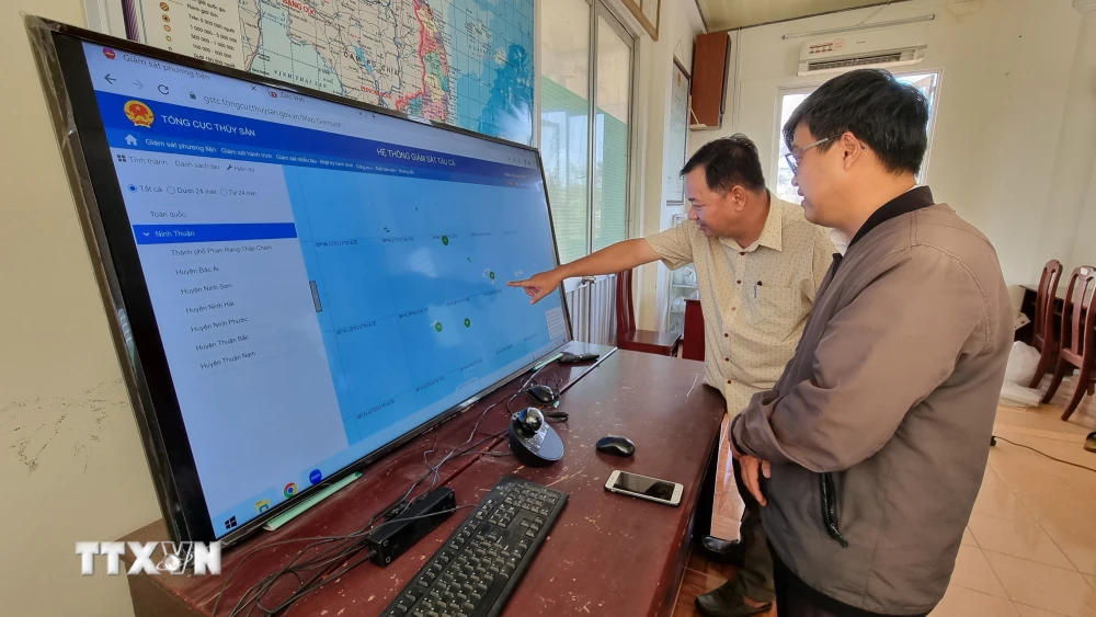 Hoạt động của tàu cá trên biển có gắn thiết bị giám sát hành trình được giám sát chặt chẽ tại Chi cục Thủy sản tỉnh Ninh Thuận. (Ảnh: Nguyễn Thành/TTXVN)