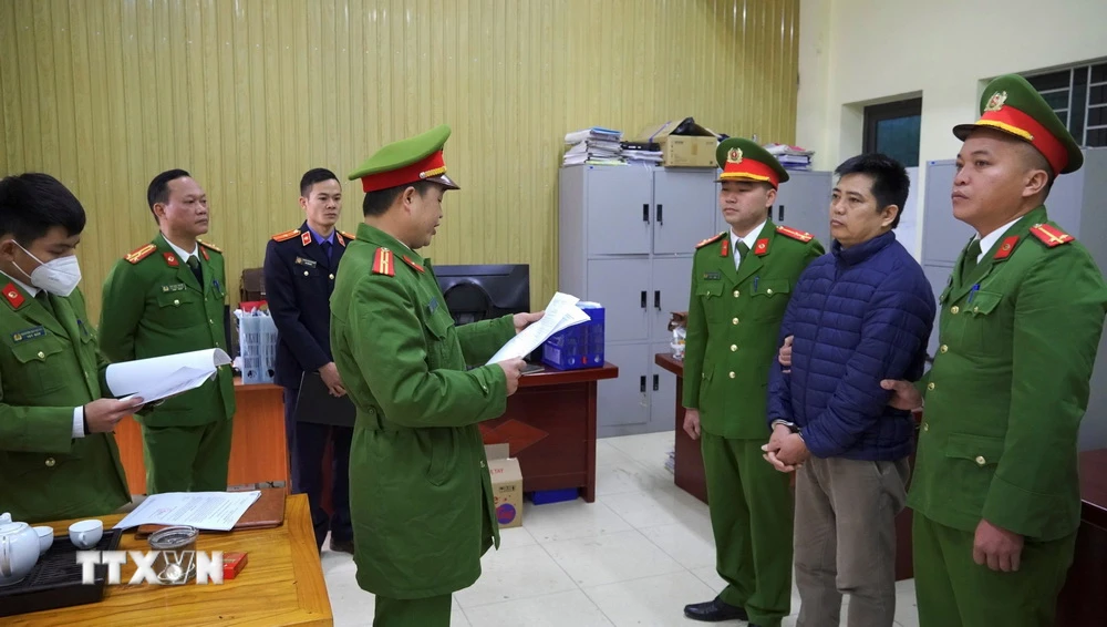 Cơ quan Công an thi hành lệnh bắt tạm giam bị can Nguyễn Văn Toản. (Ảnh: Cơ quan công an cung cấp)