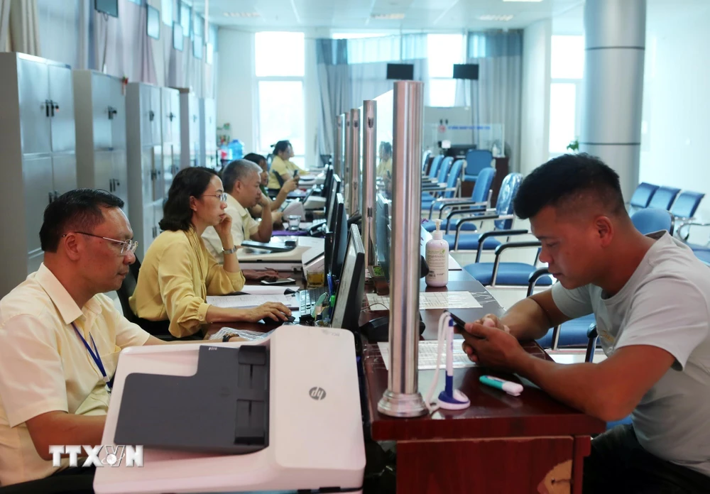 Người dân đến làm thủ tục hành chính tại Trung tâm Hành chính Công tại khu vực của Sở Giao thông Vận tải Lai Châu. (Ảnh: Quý Trung/TTXVN)