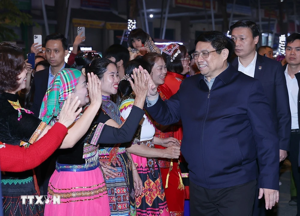 Thủ tướng Phạm Minh Chính với nhân dân các dân tộc tỉnh Cao Bằng. (Ảnh: Dương Giang/TTXVN