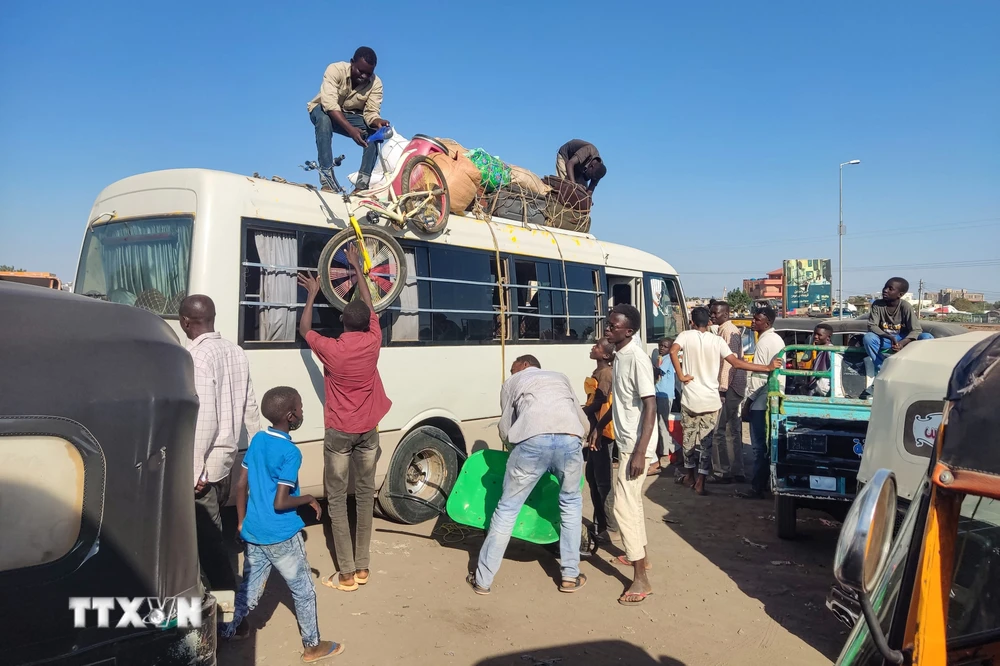 Người dân rời bỏ nhà cửa do xung đột tại Wad Madani, Sudan, ngày 17/12/2023. (Ảnh: AFP/TTXVN)