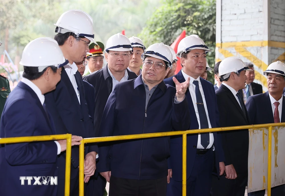 Thủ tướng Phạm Minh Chính thăm Phân xưởng luyện thép của Nhà máy Gang thép Cao Bằng. (Ảnh: Dương Giang/TTXVN)