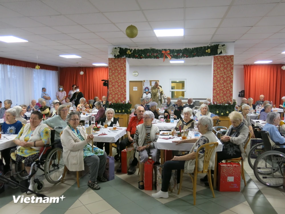 Tặng quà cho gần 140 người già thuộc Nhà dưỡng lão Cầu Vồng (Quận 10, Budapest). (Ảnh: Hoàng Linh/Vietnam+)