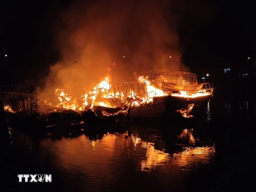 Nguyên nhân ban đầu vụ cháy tàu cá ở Quảng Ninh được xác định là do chập điện và cháy dầu lan. (Ảnh: TTXVN phát)