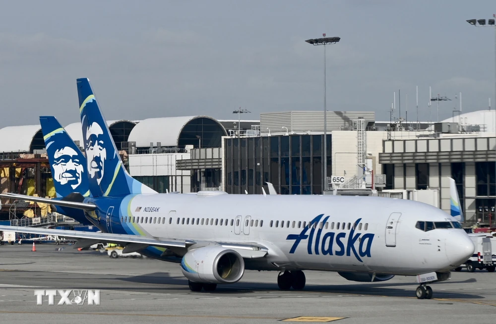 Máy bay của Hãng hàng không Alaska Airlines tại sân bay quốc tế Los Angeles, bang California, Mỹ ngày 11/1/2023. Ảnh: AFP/TTXVN