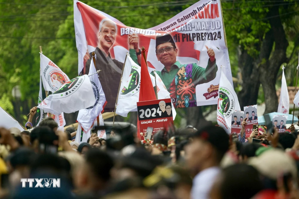 Những người ủng hộ cặp ứng viên tranh cử tổng thống và phó tổng thống Indonesia Ganjar Pranowo và Mahfud MD tập trung trước Ủy ban tổng tuyển cử ở Jakarta, ngày 19/10/2023. (Ảnh: AFP/TTXVN)