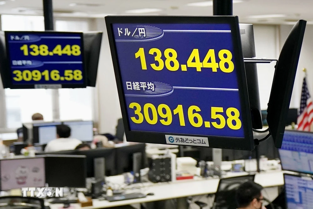 Màn hình điện tử hiển thị chỉ số chứng khoán Nikkei (dưới) tại Tokyo, Nhật Bản ngày 19/5/2023. (Ảnh: Kyodo/TTXVN)