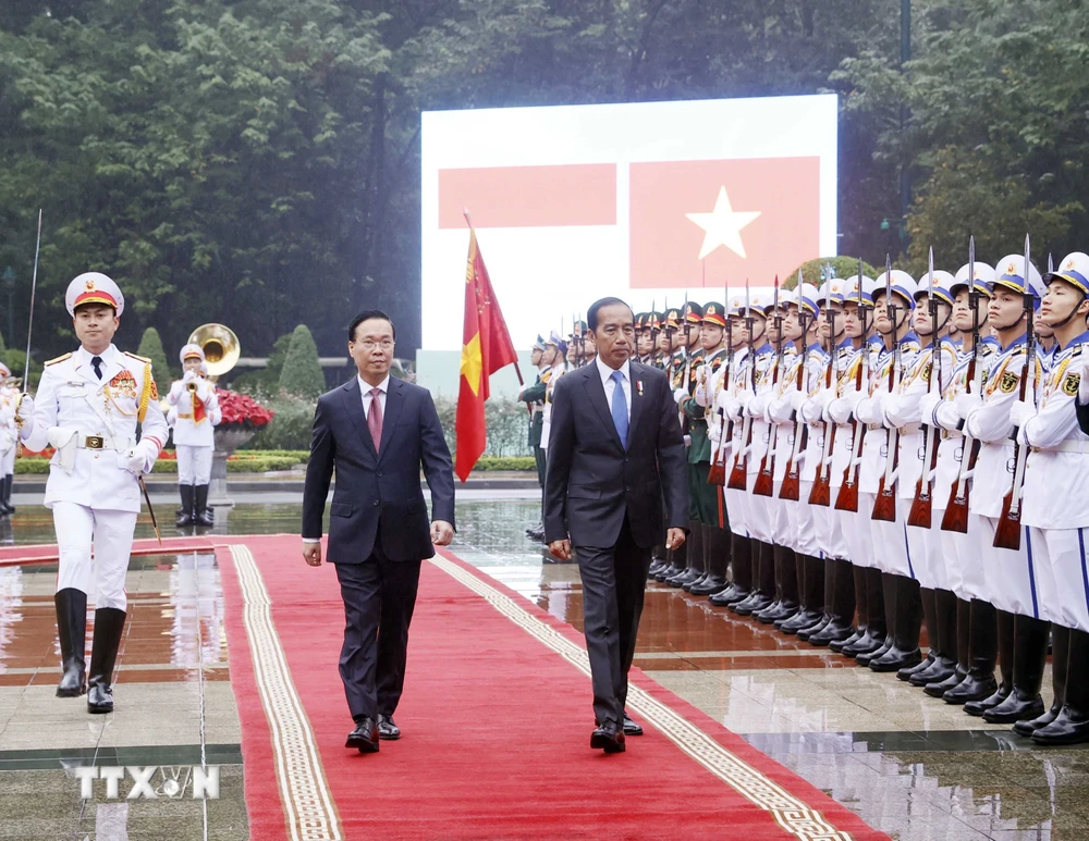 Chủ tịch nước Võ Văn Thưởng và Tổng thống Cộng hòa Indonesia Joko Widodo duyệt Đội danh dự Quân đội Nhân dân Việt Nam. (Ảnh: Thống Nhất/TTXVN)