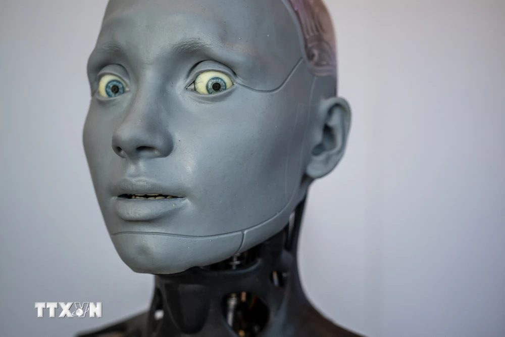 Robot AI "Ameca" được giới thiệu tại gian hàng của công ty Engineered Arts, trong khuôn khổ Hội nghị thượng đỉnh toàn cầu về AI của Liên minh Viễn thông Quốc tế (ITU) ở Geneva, Thụy Sĩ, ngày 5/7/2023. (Ảnh: AFP/TTXVN)