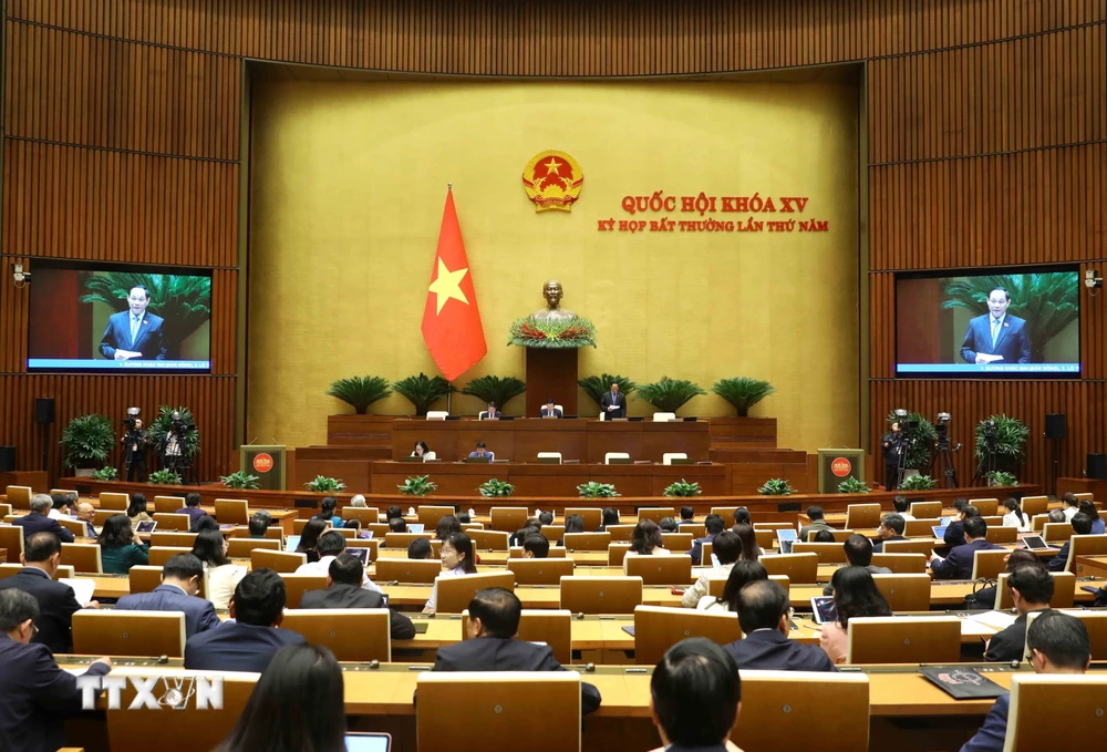 Chiều 16/1, tại Hà Nội, Quốc hội thảo luận về dự thảo Nghị quyết về một số cơ chế, chính sách đặc thù để tháo gỡ khó khăn, vướng mắc, đẩy nhanh tiến độ thực hiện các chương trình mục tiêu quốc gia; việc bổ sung Kế hoạch đầu tư công trung hạn vốn ngân sách trung ương giai đoạn 2021-2026 và bổ sung Kế hoạch đầu tư công trung hạn cho Tập đoàn Điện lực Việt Nam. (Ảnh: TTXVN)