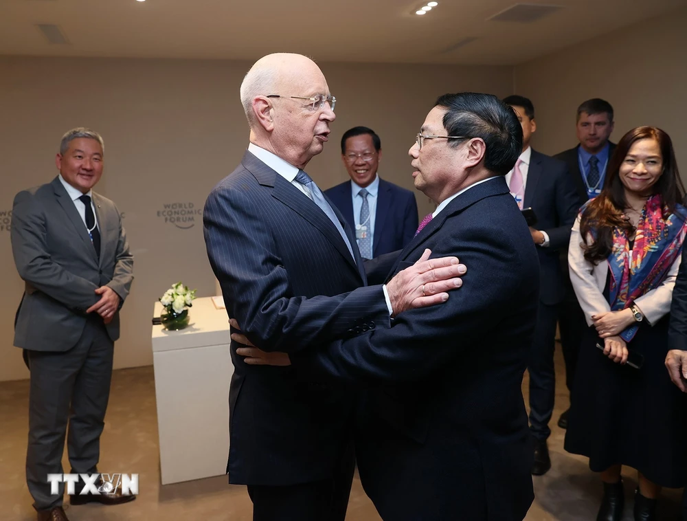 Thủ tướng Phạm Minh Chính gặp Giáo sư Klaus Schwab, Người sáng lập kiêm Chủ tịch Điều hành Diễn đàn Kinh tế Thế giới. (Ảnh: Dương Giang/TTXVN)