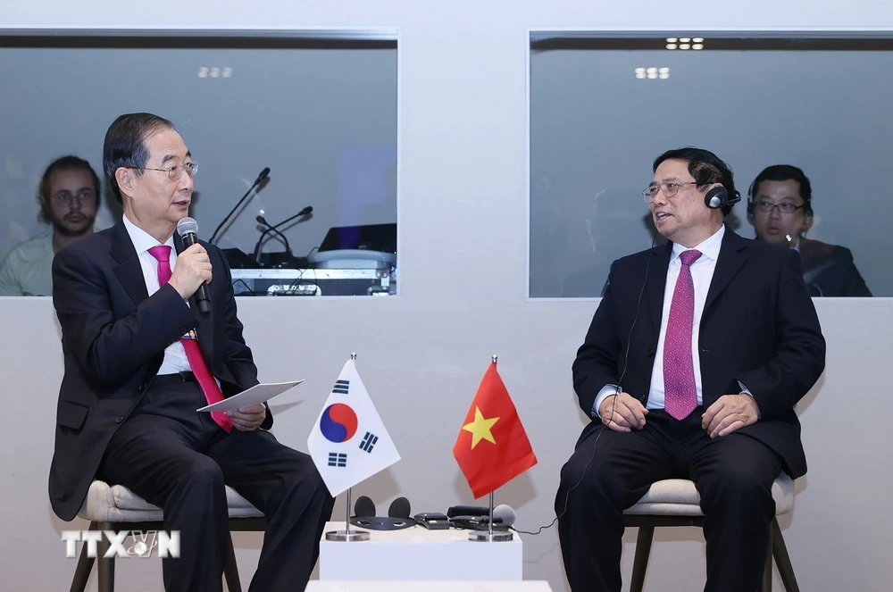 Thủ tướng Phạm Minh Chính gặp Thủ tướng Hàn Quốc Han Duck-soo. (Ảnh: Dương Giang/TTXVN)