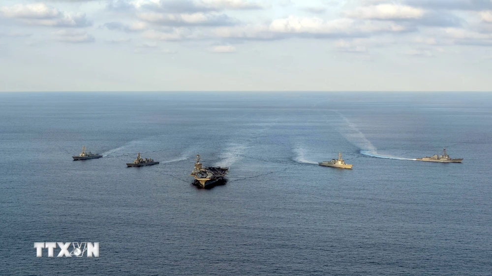 Các tàu quân sự tham gia cuộc tập trận chung Mỹ-Nhật-Hàn ở vùng biển ngoài khơi đảo Jeju của Hàn Quốc, ngày 26/11/2023. (Ảnh: Yonhap/TTXVN)