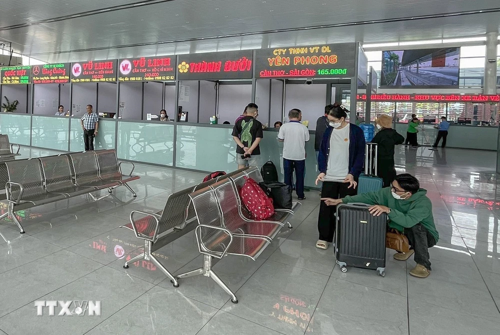 Hành khách mua vé đi tuyến Cần Thơ - TPHCM tại quầy vé của Công ty TNHH Vận tải Du lịch Yên Phong trưa 18/1/2024 (Đây là quầy vé của nhà xe Thành Bưởi trước khi dừng hoạt động). (Ảnh: Thanh Liêm/TTXVN)