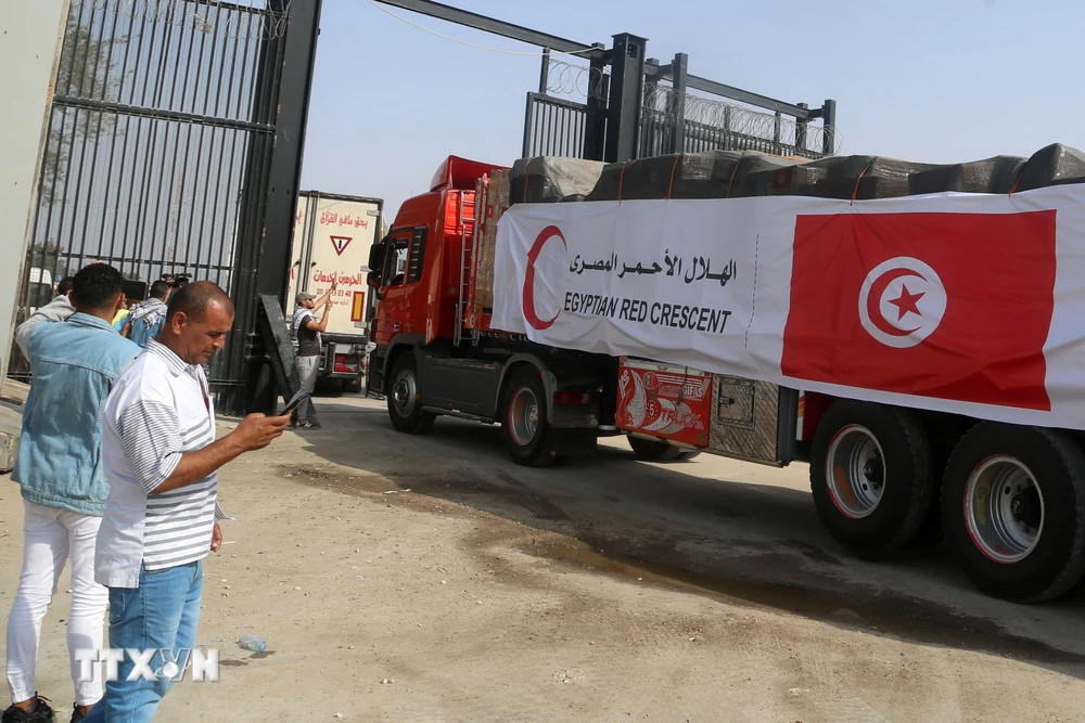 Xe tải chở hàng viện trợ nhân đạo vào Dải Gaza từ Ai Cập, qua cửa khẩu Rafah, ngày 21/10/2023. (Ảnh: AFP/TTXVN)