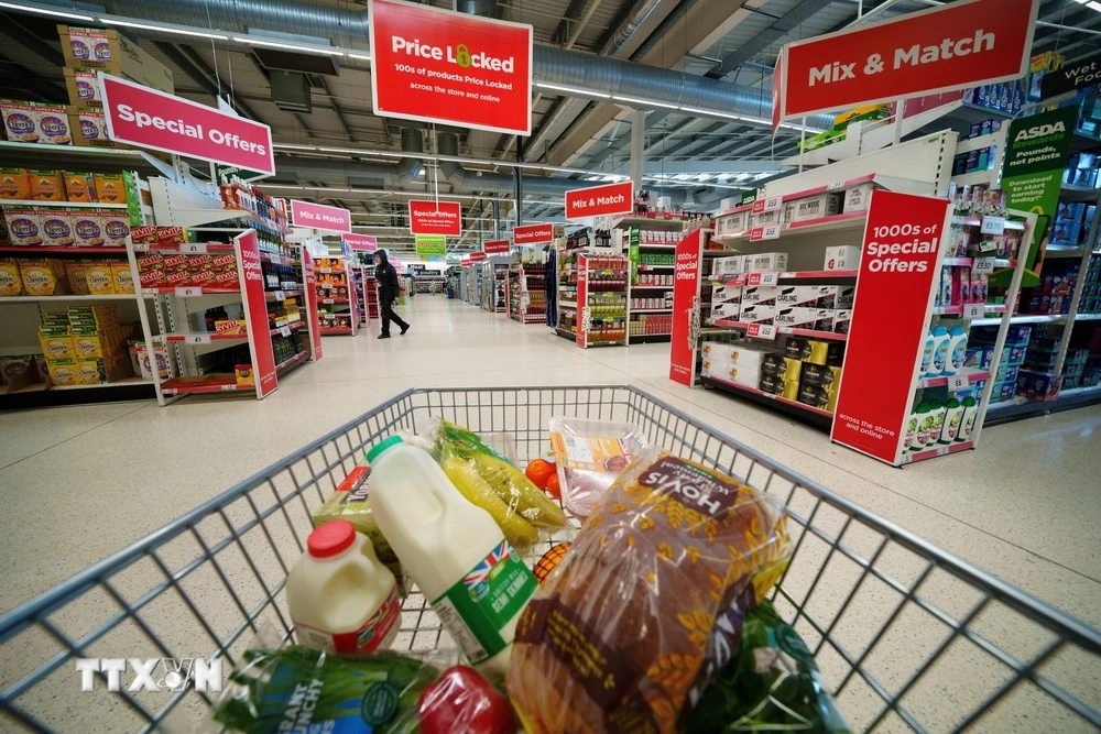 Người dân mua sắm tại siêu thị ở Manchester, Anh. (Ảnh: THX/TTXVN)