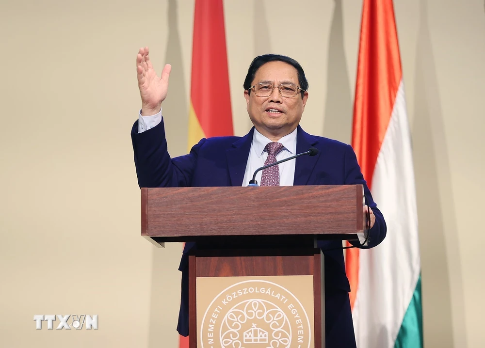 Thủ tướng Phạm Minh Chính phát biểu tại Đại học Hành chính công Quốc gia Hungary về chính sách của Việt Nam. (Ảnh: Dương Giang/TTXVN)