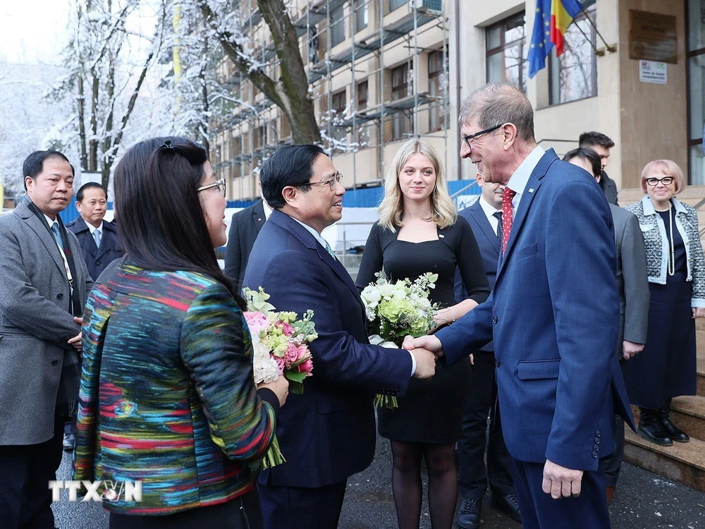 Lãnh đạo Trường Đại học Kỹ thuật Xây dựng Bucharest đón Thủ tướng Phạm Minh Chính và Phu nhân. (Ảnh: Dương Giang/TTXVN)