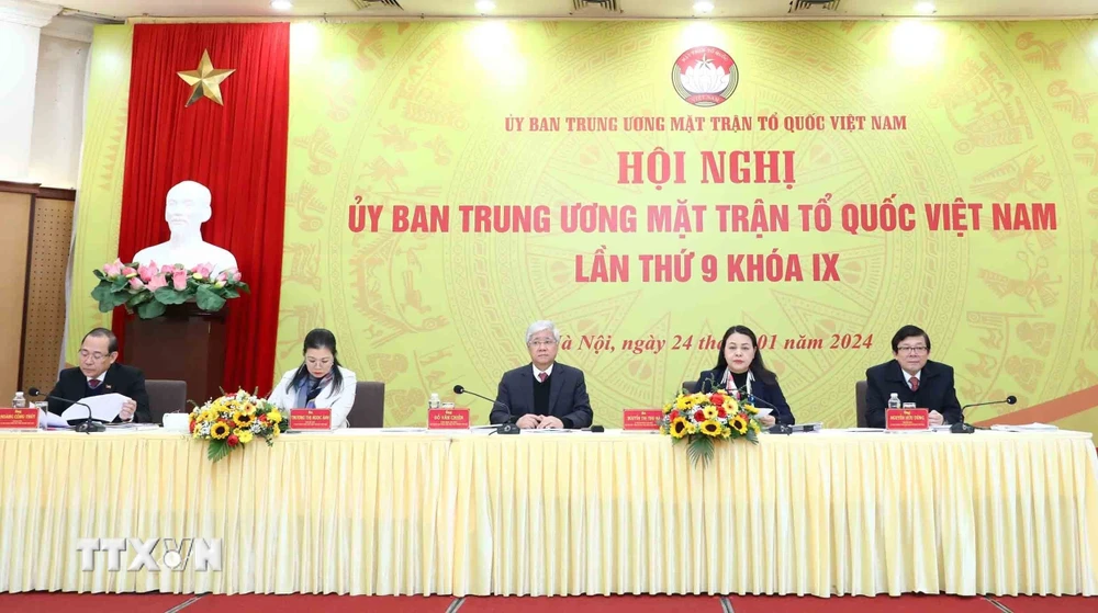 Bí thư Trung ương Đảng, Chủ tịch Ủy ban Trung ương Mặt trận Tổ quốc Việt Nam Đỗ Văn Chiến và các thành viên trong đoàn Chủ tịch điều hành hội nghị. (Ảnh: Minh Đức/TTXVN)