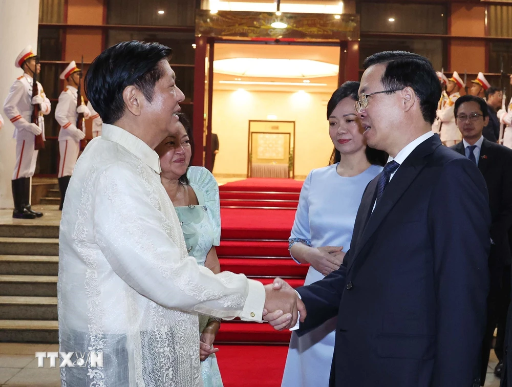Chủ tịch nước Võ Văn Thưởng và Phu nhân chia tay Tổng thống Philippines Ferdinand Marcos Jr và Phu nhân. (Ảnh: Thống Nhất/TTXVN)