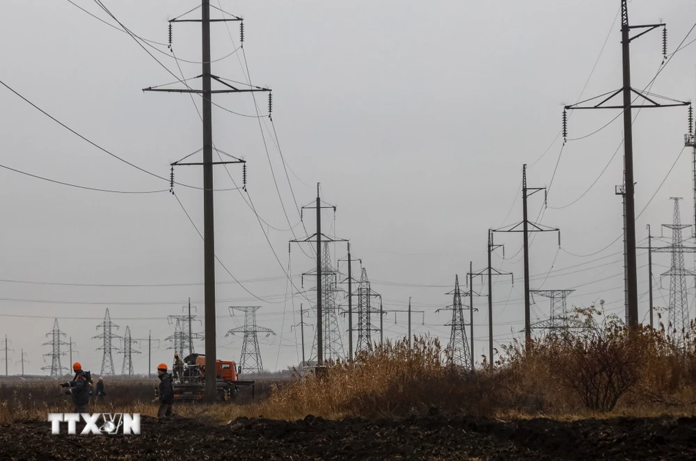 Công nhân sửa chữa đường dây điện tại Odessa, Ukraine. Ảnh: AFP/TTXVN