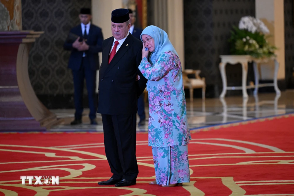 Tiểu vương Sultan Ibrahim Sultan Iskandar (trái) của bang Johor sau khi được bầu chọn làm Quốc vương tiếp theo của Malaysia tại Kuala Lumpur ngày 27/10/2023. (Ảnh: AFP/TTXVN)