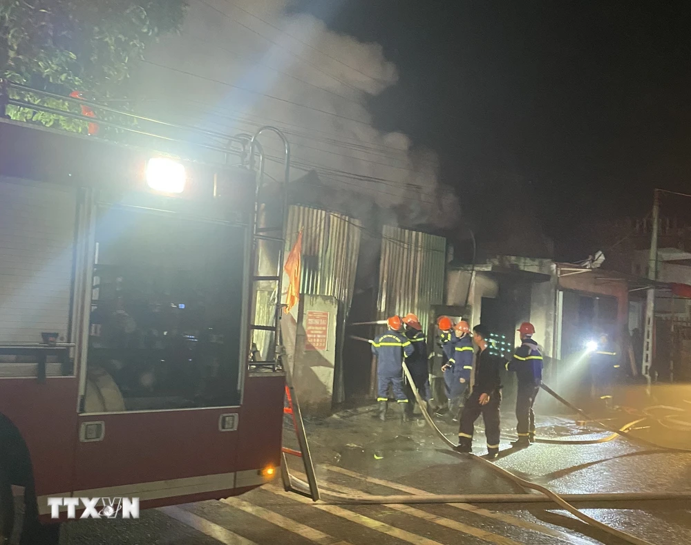Cháy nhà xe tạm giữ ở Bình Thuận do một chiến sĩ công an vứt tàn thuốc bất cẩn- Ảnh 1.