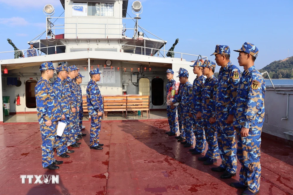 Thượng Đỗ Văn Sơn, Chính ủy Lữ đoàn 955 (giữa, bên trái) giao nhiệm vụ cho tàu trực Tết. (Ảnh: TTXVN phát)