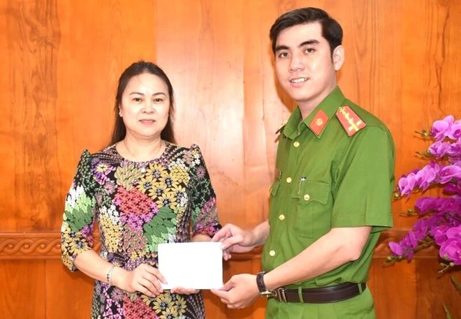 Đại diện Phòng Cảnh sát hình sự Công an tỉnh Bạc Liêu trao trả tài sản cho chị H. (Ảnh: Công an cung cấp)