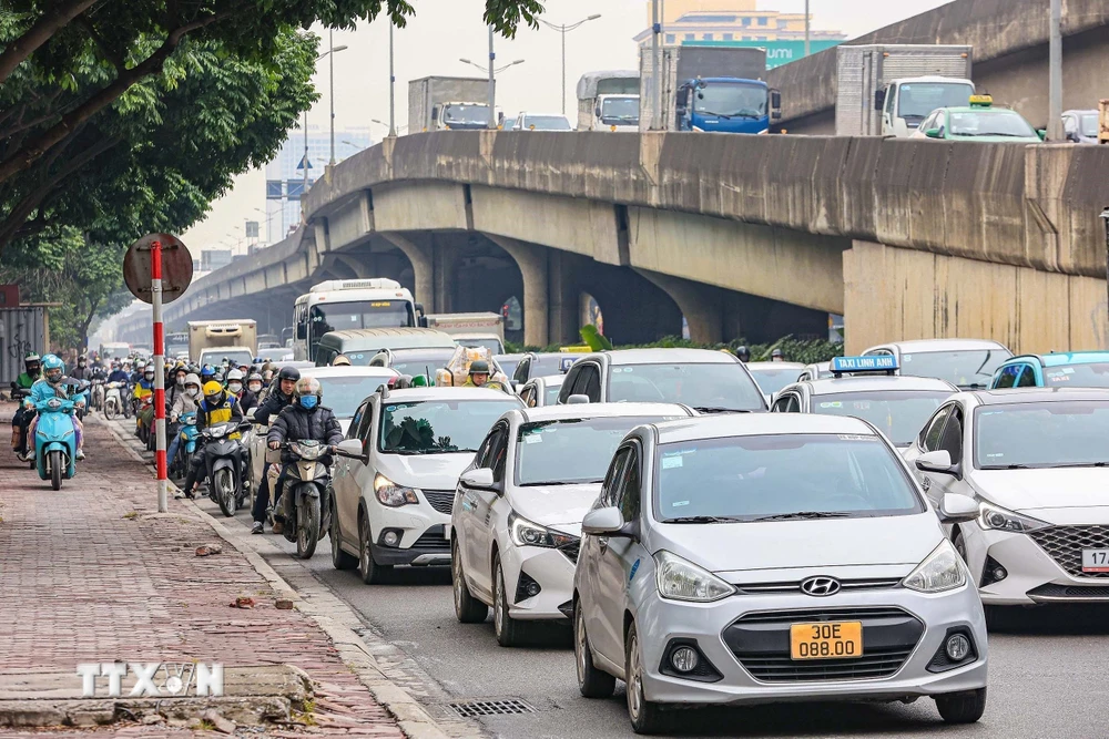 Xe ôtô lưu thông trên đường phố Hà Nội. (Ảnh: Huy Hùng/TTXVN)