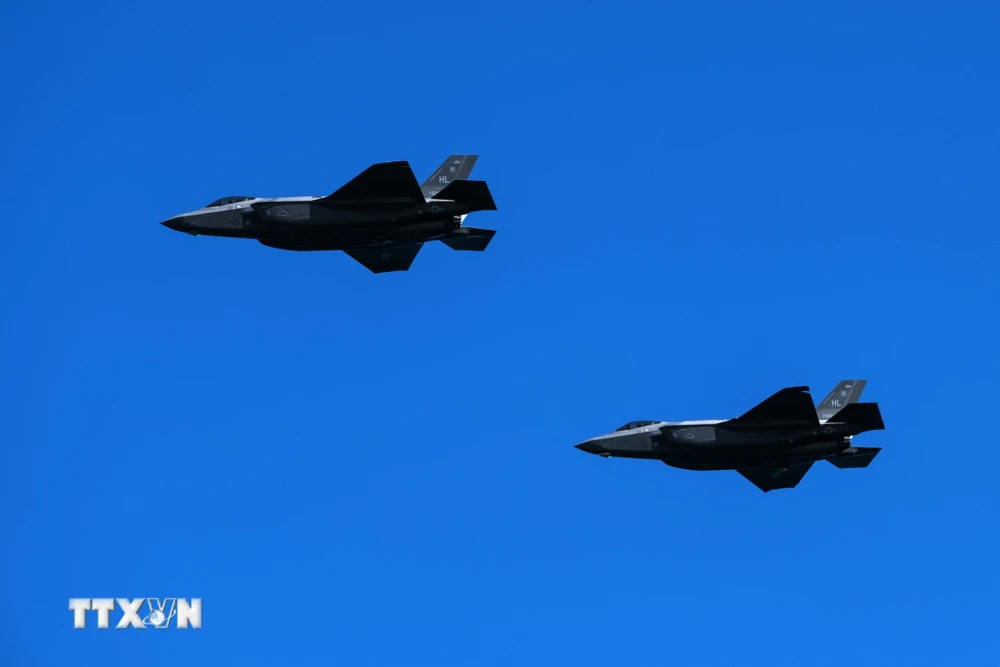 Các máy bay F-35 của Mỹ bay trên bầu trời Houlgate, Tây Bắc nước Pháp ngày 6/6/2021. (Ảnh: AFP/TTXVN)