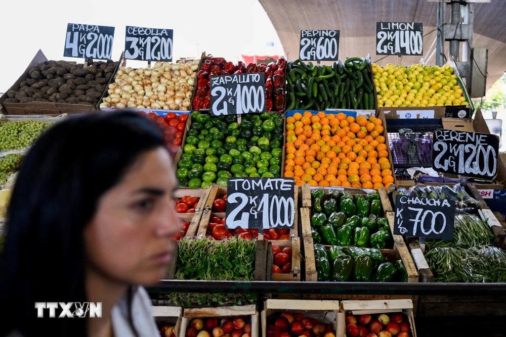 Giá rau củ quả được bày bán tại khu chợ ở Buenos Aires ngày 9/1/2024. (Ảnh: AFP/TTXVN)