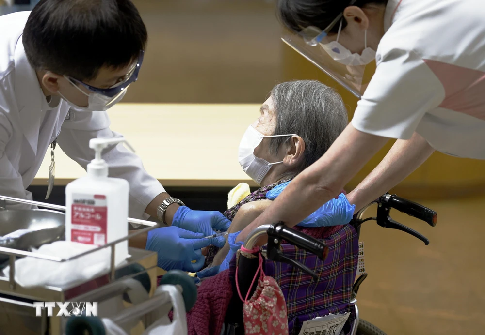 Nhân viên y tế tiêm chủng vaccine ngừa COVID-19 cho người dân tại Tokyo, Nhật Bản. (Ảnh: Kyodo/TTXVN)