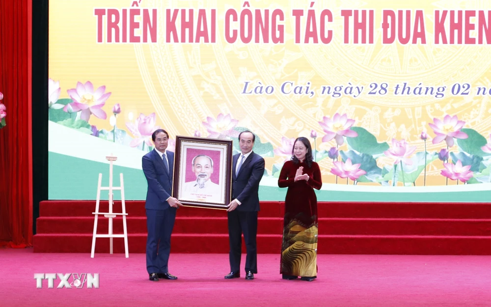 Phó Chủ tịch nước Võ Thị Ánh Xuân tặng bức ảnh Bác Hồ cho Đảng bộ và nhân dân các dân tộc tỉnh Lào Cai. (Ảnh: Quốc Khánh/TTXVN)