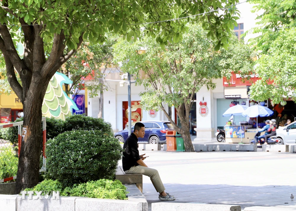 Những hàng ghế nằm dưới tán cây là điểm trú chân quen thuộc của người dân Thành phố Hồ Chí Minh. (Ảnh: Hồng Giang/TTXVN)