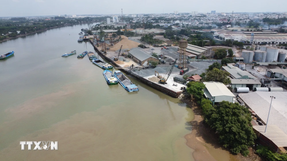 Khu công nghiệp Biên Hòa 1 có vị trí đắc địa, tiếp giáp sông Đồng Nai. (Ảnh: Công Phong/TTXVN)