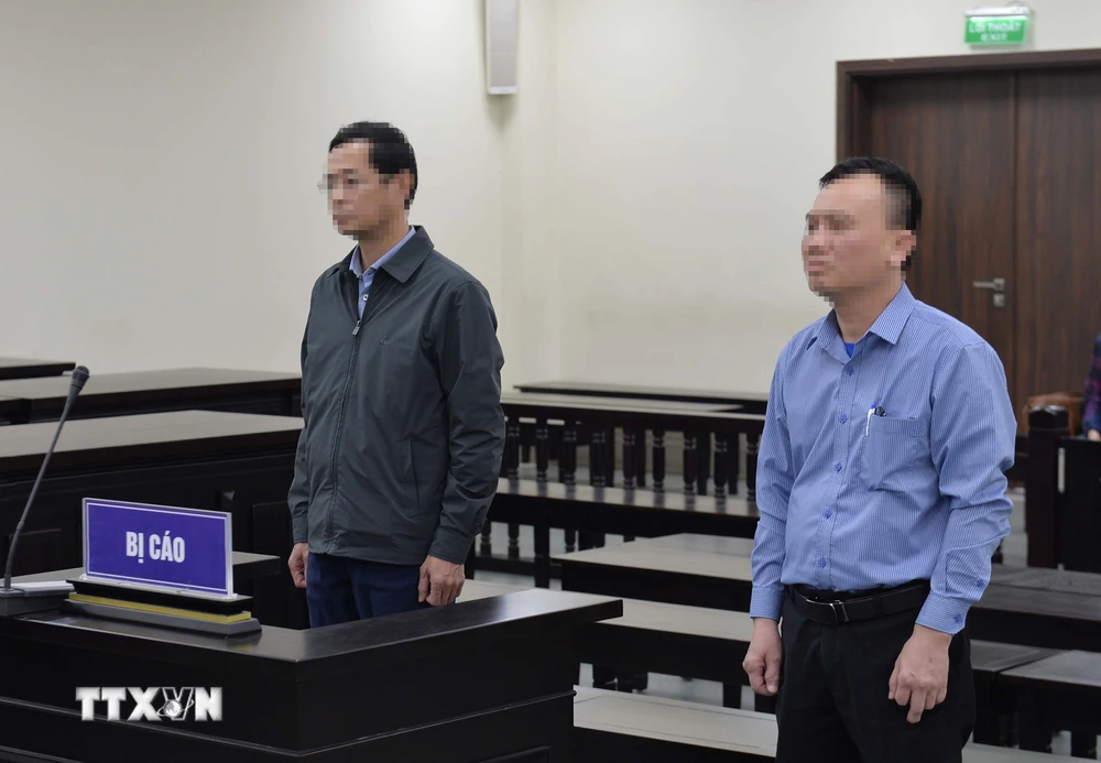 Bị cáo Trương Quang Việt (trái) và Lê Minh Tuyến nghe tòa tuyên án. (Ảnh: Phạm Kiên/TTXVN)