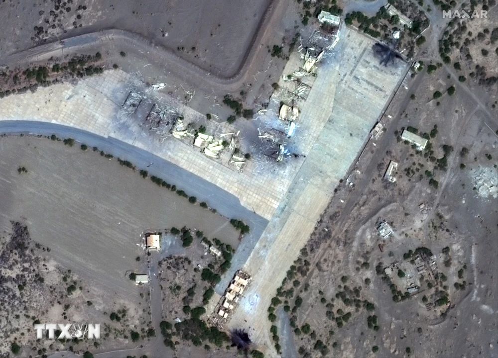 Sân bay Hodeidah ở thành phố cảng Hodeidah, Yemen bị hư hại sau cuộc không kích của Mỹ và Anh ngày 12/1/2024. Ảnh: AFP/TTXVN