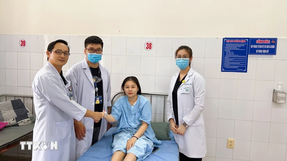 Nữ bệnh nhân N.T.T.K có khối u "quái" chứa cả xương, răng, tóc đã phục hồi sức khỏe và đang được theo dõi tại Trung tâm y tế huyện Xuân Lộc, Đồng Nai. (Ảnh: TTXVN phát)