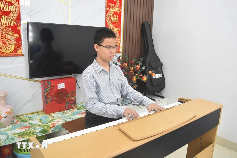 Nguyễn Vũ Duy Anh tập đàn piano. (Ảnh: Nguyên Dung/TTTXN)