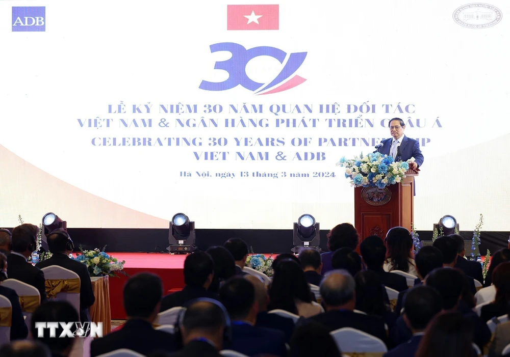 Thủ tướng Phạm Minh Chính phát biểu tại Lễ kỷ niệm 30 năm quan hệ đối tác Việt Nam và ADB. (Ảnh: Dương Giang/TTXVN)