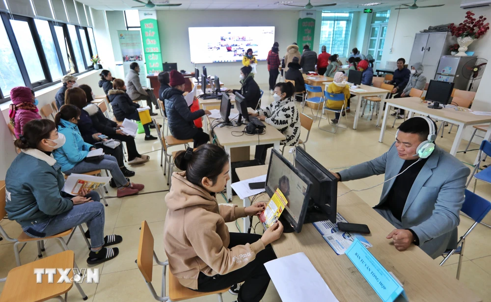 Một phiên giao dịch việc làm online được Trung tâm Dịch vụ việc làm Bắc Giang tổ chức kết nối với nhiều tỉnh, thành trong cả nước. (Ảnh: Danh Lam/TTXVN)