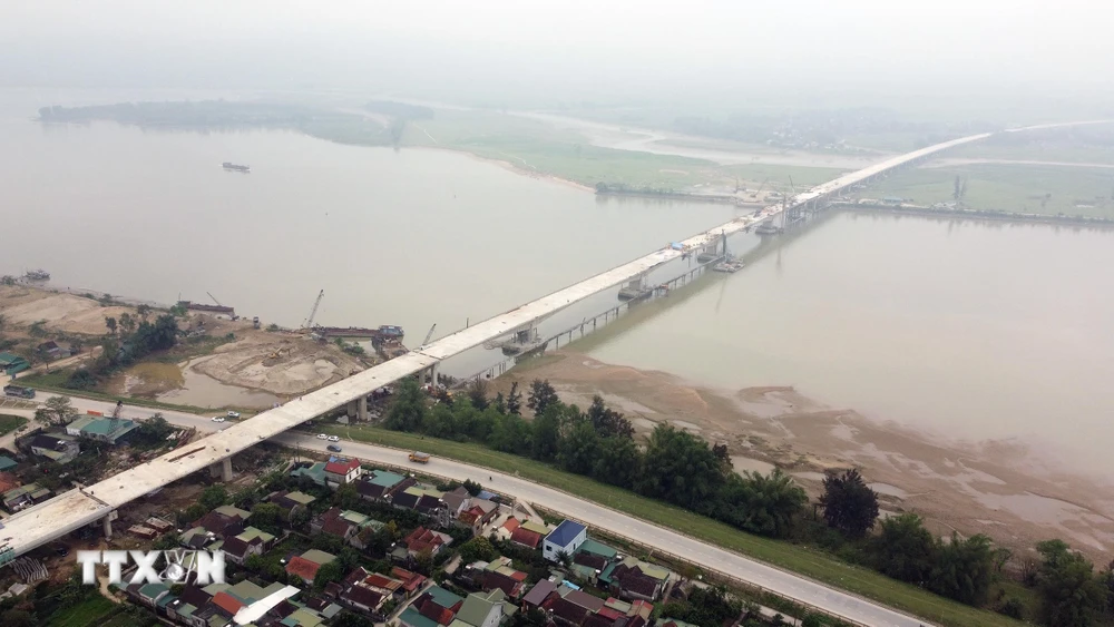 Hợp long cầu Hưng Đức trên tuyến cao tốc Bắc-Nam nối Nghệ An với Hà Tĩnh